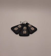 Load image into Gallery viewer, Leather and Cowrie Shell Keychain